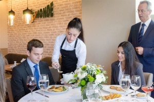 [Báo Tuổi Trẻ] Chọn trường nào để học Quản trị Nhà hàng và Dịch vụ ăn uống?